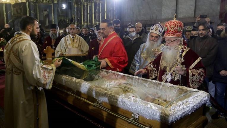 Во Белград изложено телото на починатиот патријарх, сандакот е покриен со стакло (ФОТО)