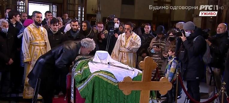 Верниците во Белград масовно го бакнуваат покривот врз телото на починатиот патријарх Иринеј 
