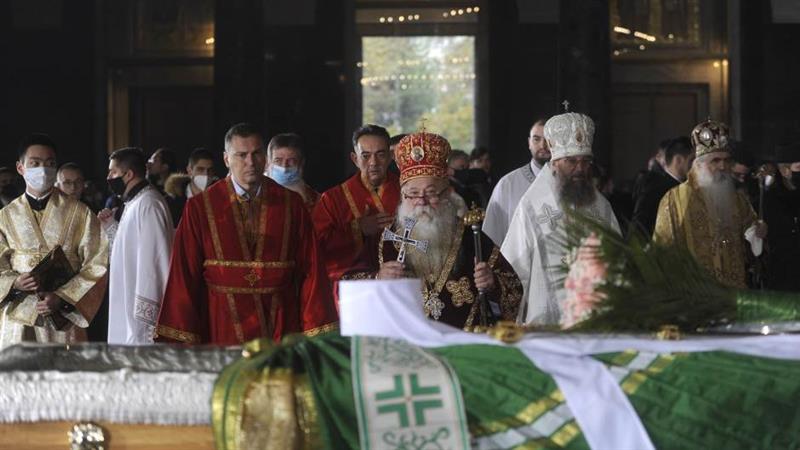  Епископот Давид, кој служеше на погребот на патријархот Иринеј , заразен со корона
