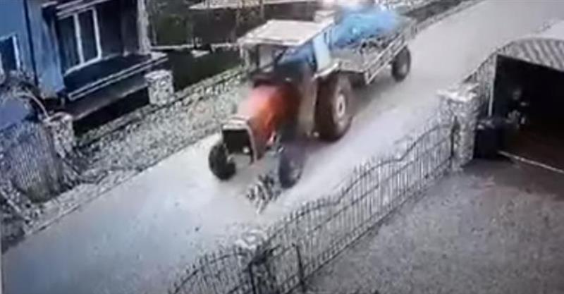 Тракторист брка и намерно гази куче (Вознемирувачко видео) 