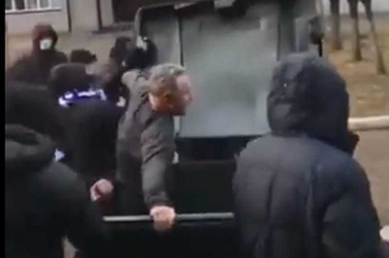 Видео: Гневни украински навивачи фрлија во контејнер директор на стадион