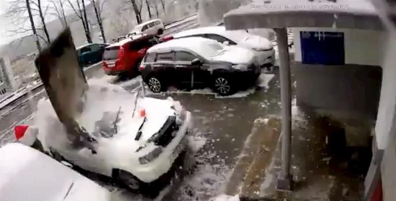 Видео: Русин за малку ќе настрадаше чистејќи го своето возило