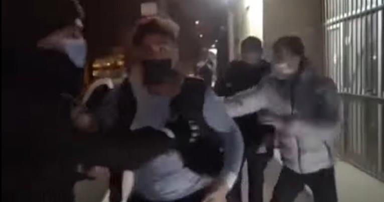 Турски боксер го прекршил полицискиот час, па брутално нокаутира новинар (ВИДЕО)