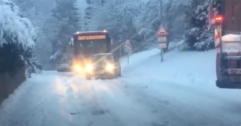 Видео: Голф влече автобус кој се заглавил во снег