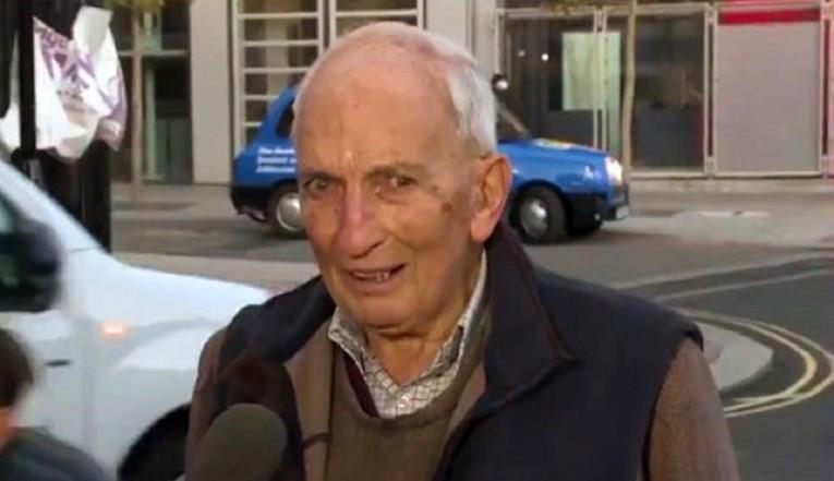 Британец со изјава за паметење по вакцинирањето: Едвај чекам да си ги гушнам внуците(ВИДЕО)