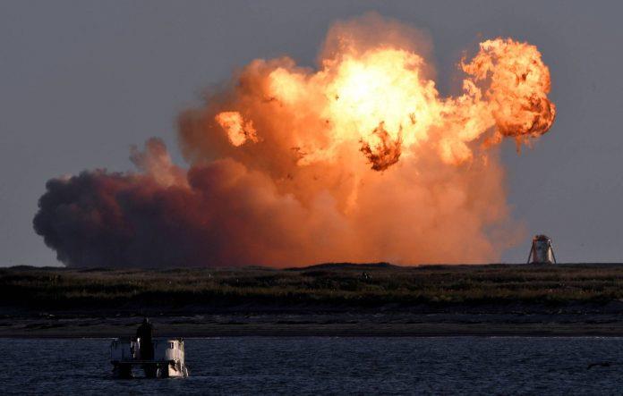 Прототипот на ракетата на „Spacex“ експлодираше при слетување на по пробно лансирање