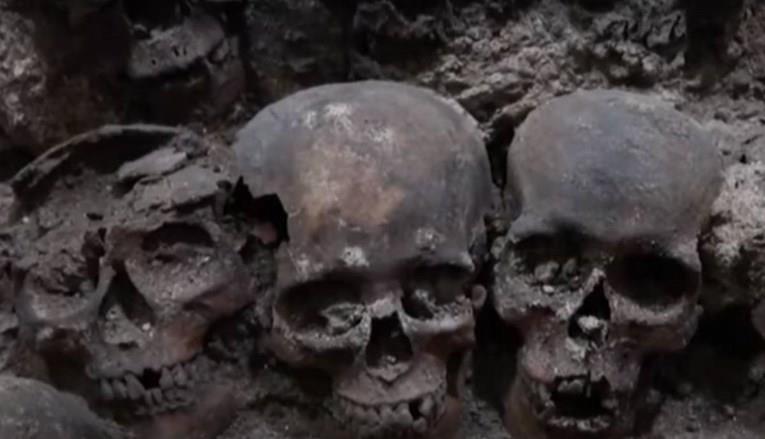 Археолозите во Мексико пронашле кула изградена од илјадници черепи (ВИДЕО)