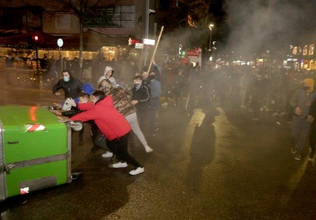 И вечерва водени топови и солзавец во Тирана, стотици на протест против полициската бруталност 