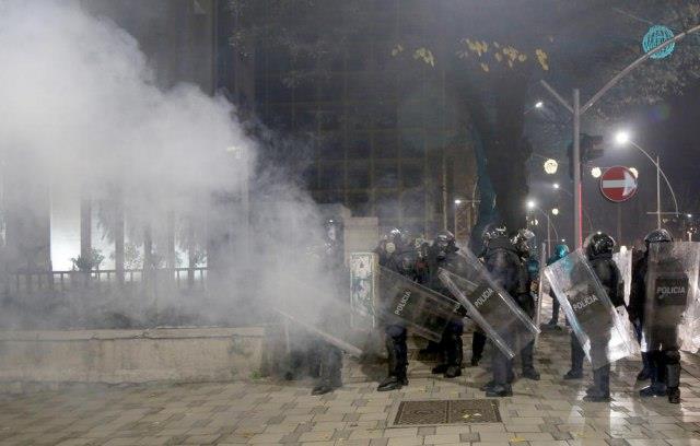 Повторно водени топови и солзавец во Тирана, протестите не запираат (ВИДЕО)
