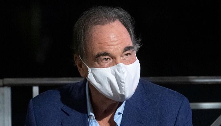 Легендарниот режисер Оливер Стоун објави дека се вакцинирал со руска вакцина 