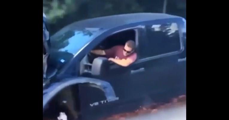 Најлудо возење по автопат, на возачот ништо не му пречи (ВИДЕО)