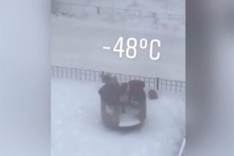 Видео: На минус 48 ги ослободиле учениците од училиште, децата излегле да играат на снегот