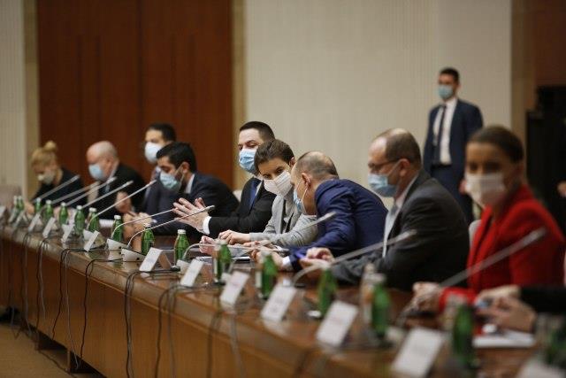 Кризниот штаб во Србија предлага продолжување на работното време