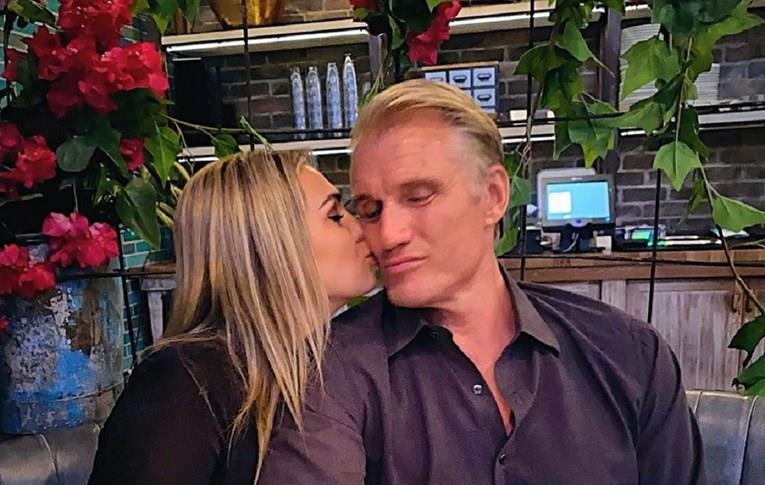 Холивудски актер се ожени со 39 години помлада лична фитнес тренерка (ФОТО)
