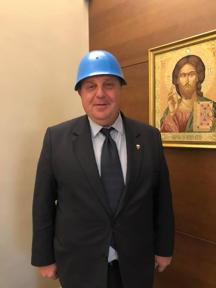 Карачаканов ќе ни праќал полк , а не може да влезе во рускиот тенк Т-72, причината...