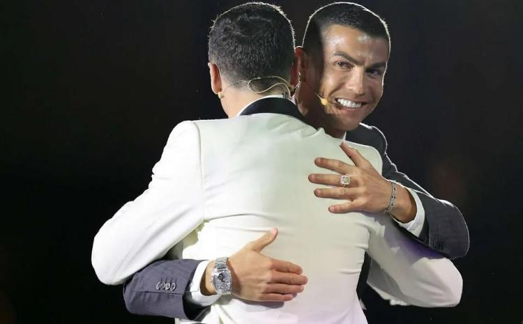 Кристијано ја одбил наградата за фудбалер на година и му ја предал на Левандовски