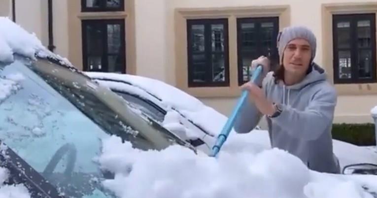Кавани покажа колку е скромен: Сам си го чисти снегот од автомобилот (ВИДЕО)