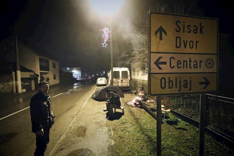 Жителите на Глина ноќта ја минаа на улица