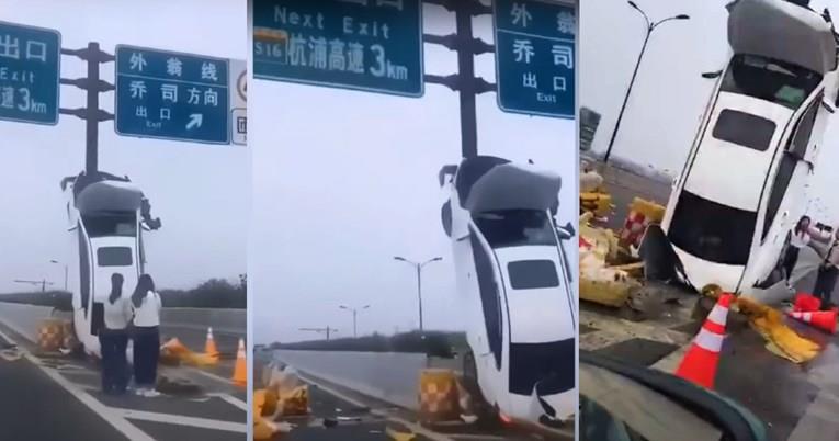 Бизарна несреќа во Кина : Автомобил се закачил на бандера на автопат (ВИДЕО)