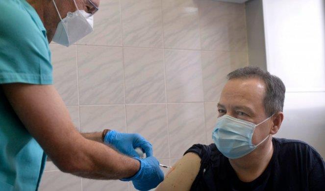 Претседателот на српското Собранието Дачиќ и министерот Вулин вакцинирани со Спутник