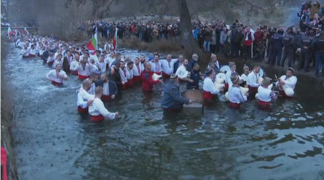 Фото: И покрај апелите на надлежните, во Калофер се одржа „машкото оро“ во реката Тунџа