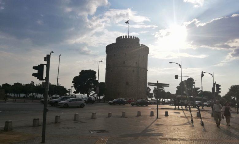 Во Грција се отвораат продавниците, полицискиот час останува