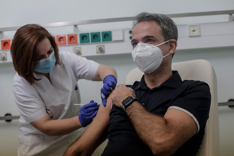Грчкиот премиер Мицотакис ја прими и втората доза од вакцината против корона