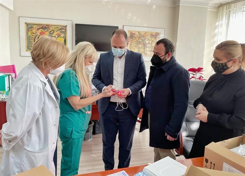 Израел на детската клиника донираше апарати за критични новороденчиња