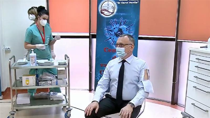 Романскиот министер за образование, Цимпеану носеше специјална кошула за вакцинација
