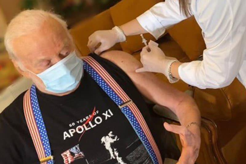 Фото: Одеше по Месечината а сега прими вакцина против корона