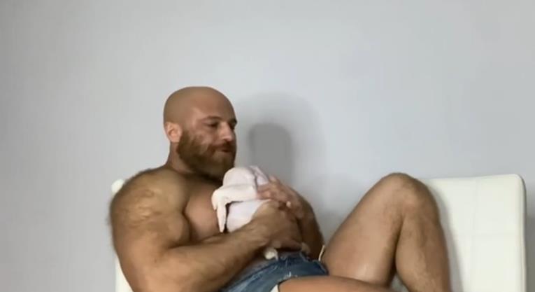 Бодибилдерот кој се ожени со кукла, сега премина на пилешко (ВИДЕО)