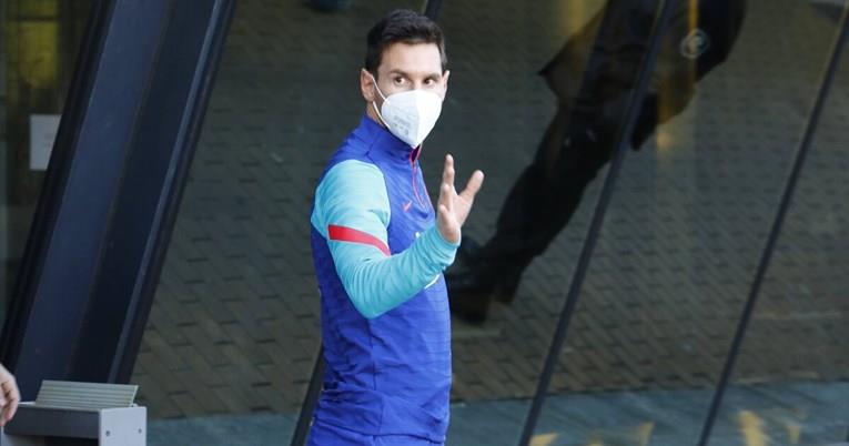 Меси се согласил на 70 проценти пониска плата во Барселона , клубот и натаму му должи 