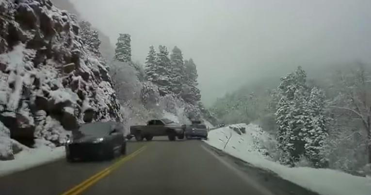 Страшна сообраќајка на замрзнат пат, двете возила завршиле во бездна (ВИДЕО)