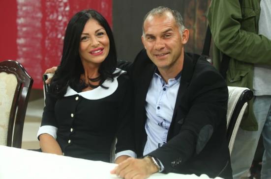 Познат фудбалер ја остави сопругата и замина со згодна манекенка