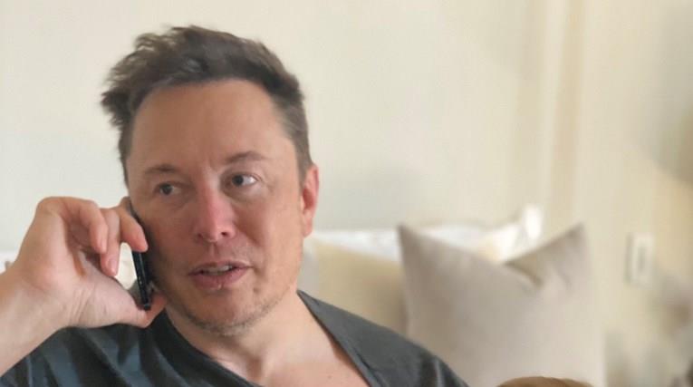 Илон Маск ги воодушеви фановите со ретка фотографија од својот деветмесечен син 