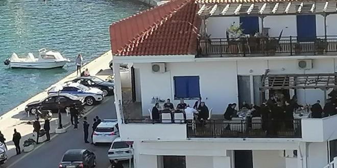 Грците му се налутија на Мицотакис:Руча со 30 лица без заштита за време на ,,локдаун" (ВИДЕО)