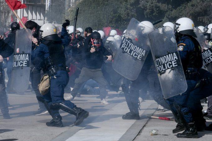 Хаос во Атина: Полицијата со солзавец против студентите (ВИДЕО)