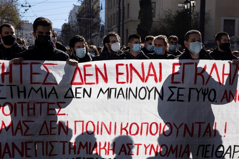 Приведени 52 лица на протестот на студентите во Атина