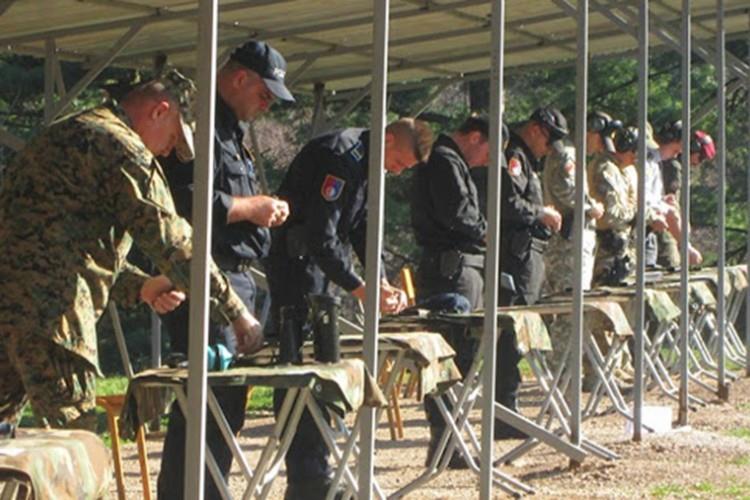 Од касарна во Сараево се украдени 25 пиштоли