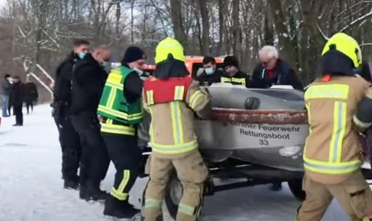 Германец пливал во замрзнато езеро во Берлин и починал