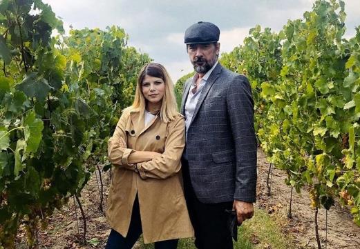 Пред неа е светла иднина, ја игра ања во „Винова лоза“, сите ја фалат