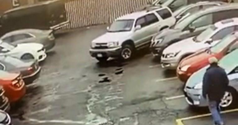 Возач се збунил на паркинг, настанал хаос (ВИДЕО)