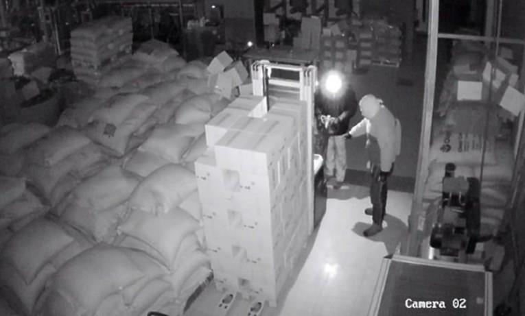 Крадци во БиХ украле дури 2,5 тони кафе од магацин (ВИДЕО)