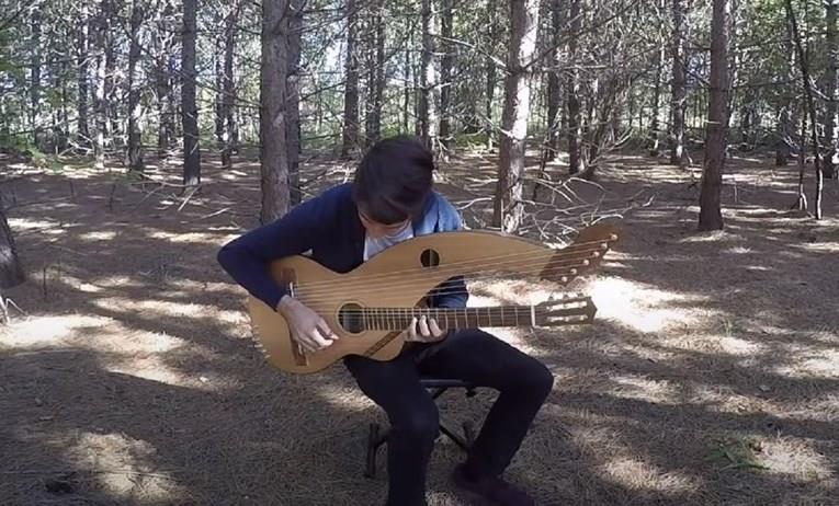 Ја одсвирил песната „ Sound of Silence“ на чуден инструмент и добил 13 милиони прегледи (ВИДЕО)