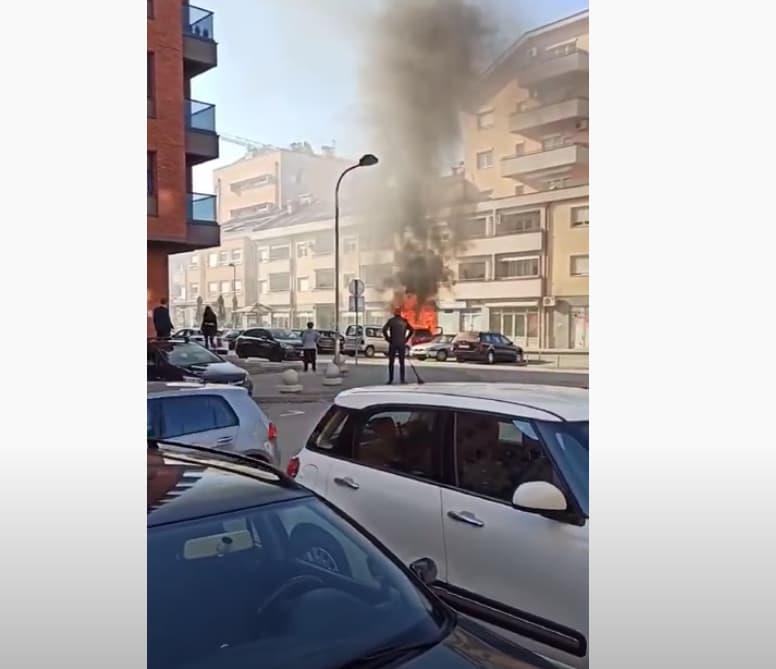 Видео: Автомобил гори на сред улица во Бања Лука