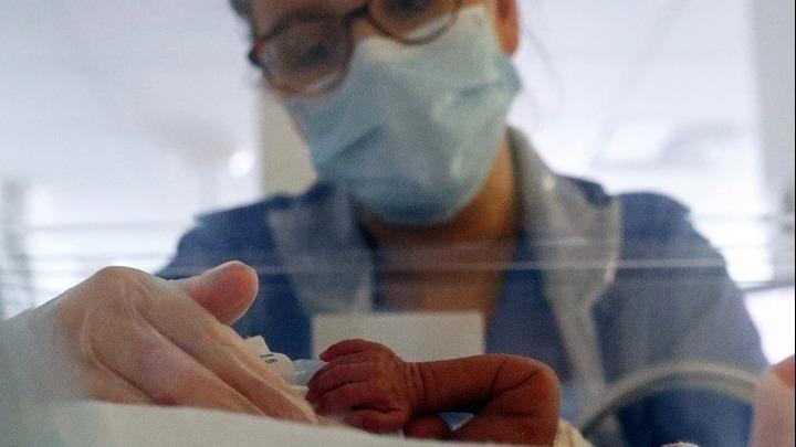 Грција: Најмладата жртва на коронавирусот е бебе старо 37 дена