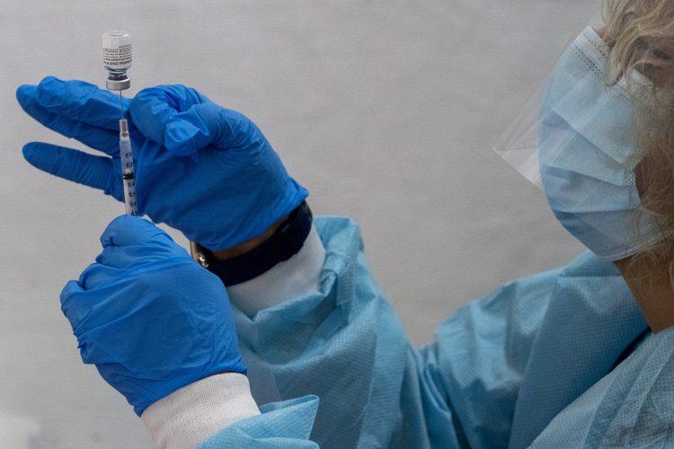 Во Србија над 600.000 граѓани примиле по две дози од вакцината против коронавирус
