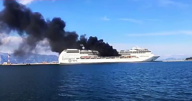 Гори голем крузер во пристаништето на Крф (ВИДЕО)
