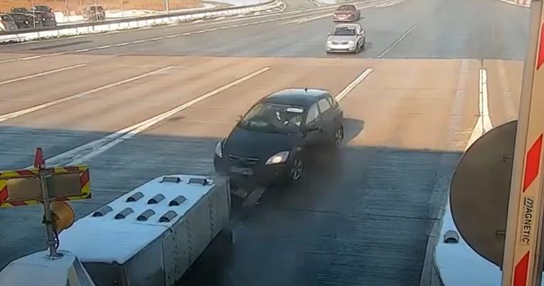Во полна брзина се забил во бетонска ограда на наплатната рампа (ВИДЕО)