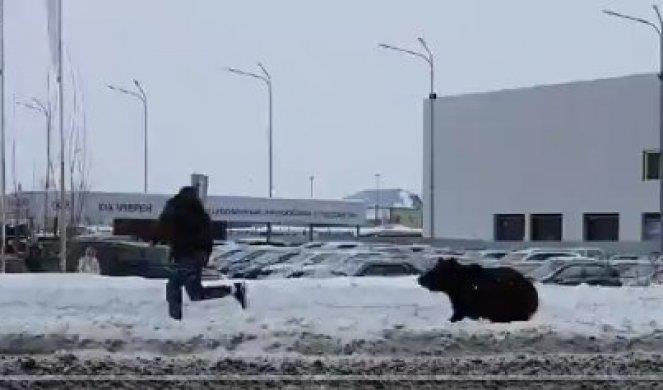 Видео: Човек бега од мечка во сред град во Сибир, Русија